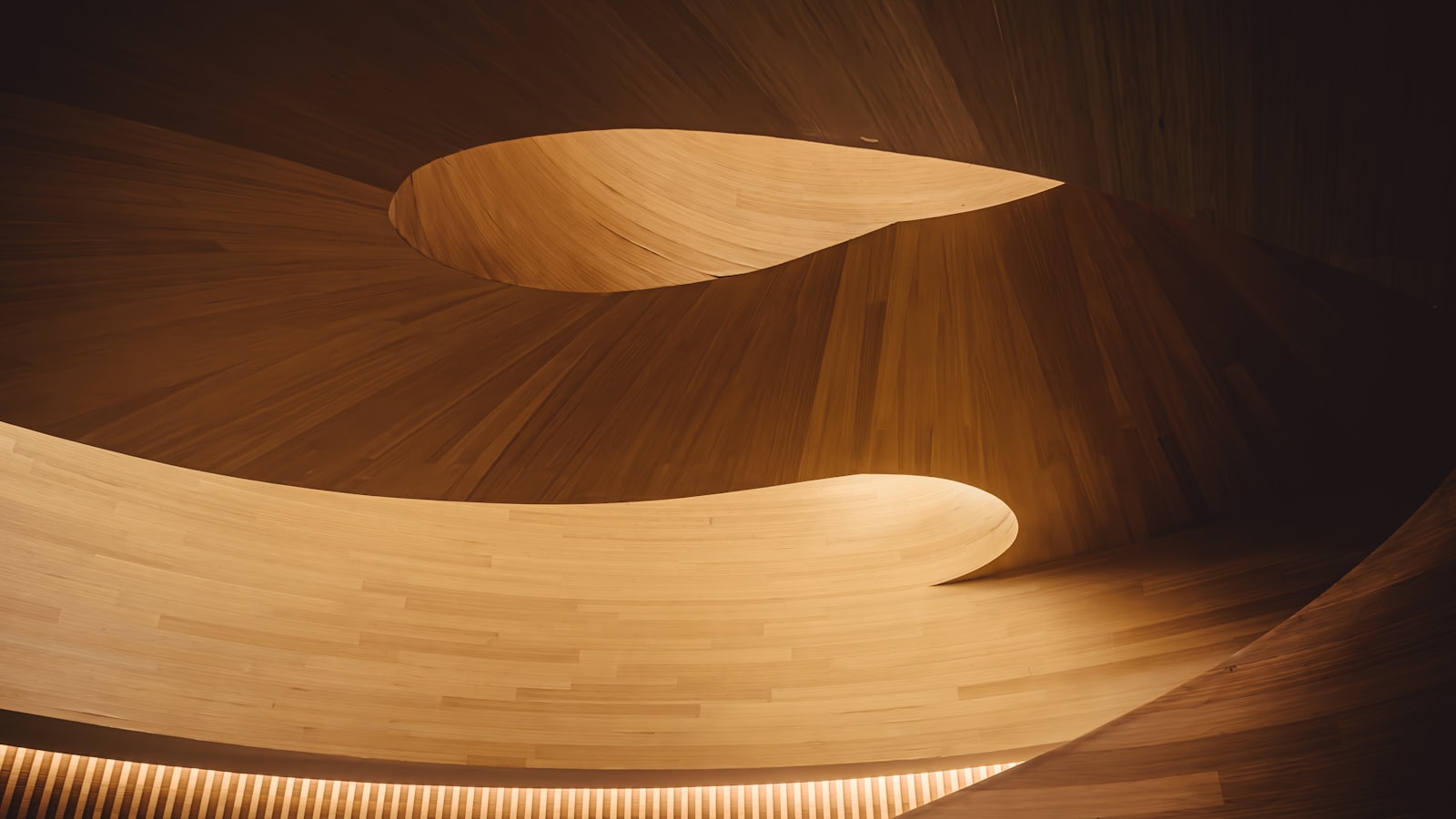 Plafond courbe habillé de fines lamelles de bois clair, éclairé en rive par un bandeau lumineux chaud.